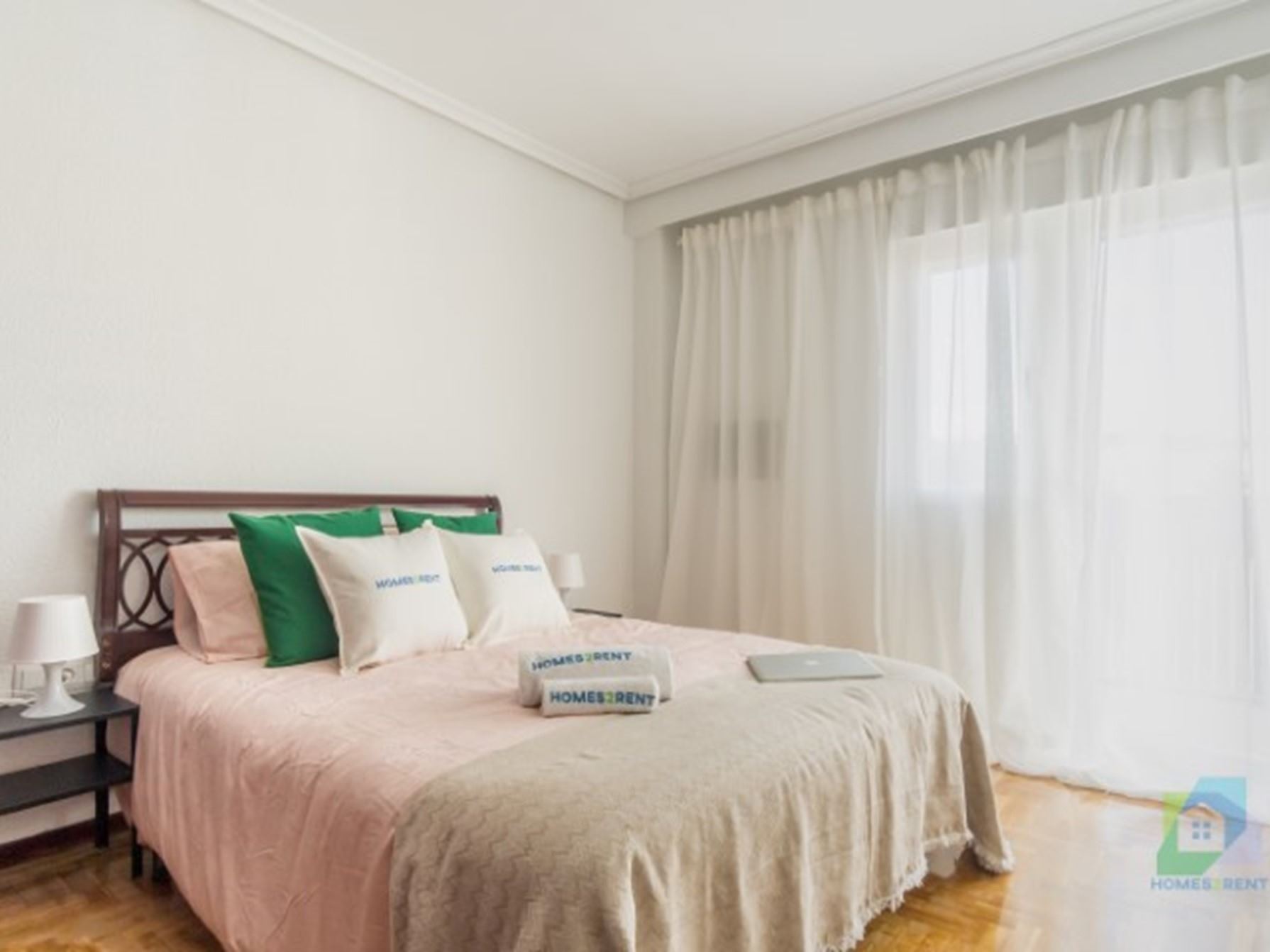 dormitorio principal de piso para alquilar en Barrio Salamanca