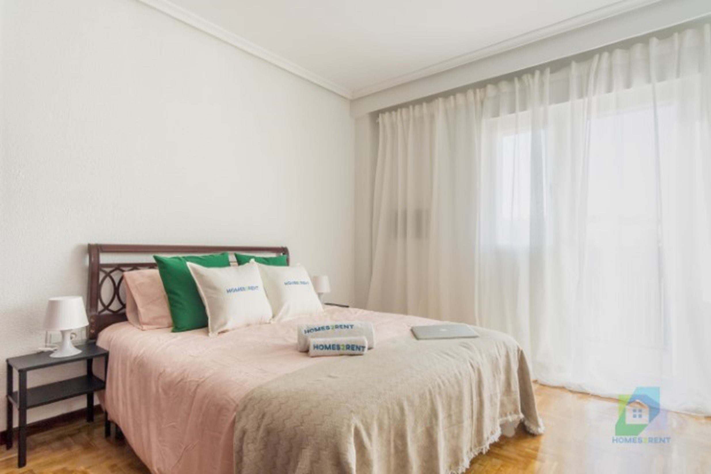 dormitorio principal de piso para alquilar en Barrio Salamanca